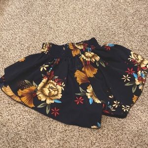 Juniors/Misses Floral Skort, Size Large.